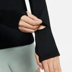 Nike Women's DRI-FIT Element Running Crew (010 - Black/Reflective Silver) -Clothing Store Online 414EE376 B17D 427C AC4A 6F04BD8452A4